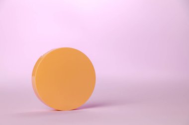 Pembe arka planda bir kavanoz yüz kremi. Model modeli. Ürün konsepti. Yüz kremi konsepti. Metin için boşluk.