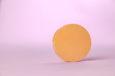 Pembe arka planda bir kavanoz yüz kremi. Model modeli. Ürün konsepti. Yüz kremi konsepti. Metin için boşluk.