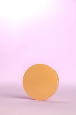 Pembe arka planda bir kavanoz yüz kremi. Model modeli. Ürün konsepti. Yüz kremi konsepti. Metin için boşluk.