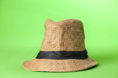 Yeşil arka planda hasır şapka. Hasır şapka konsepti. Klasik konsept. Metin için boşluk.
