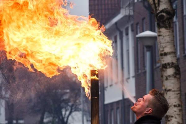 Kampen Hollanda Aralık 2016 Yılbaşı Gecesi Ateş Tüküren Adam — Stok fotoğraf