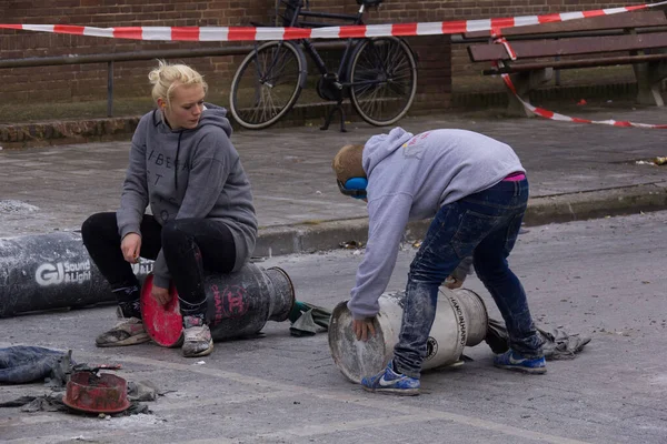 Kampen Nizozemsko Prosinec 2016 Boy Girl Shooting Carbide Royalty Free Stock Obrázky