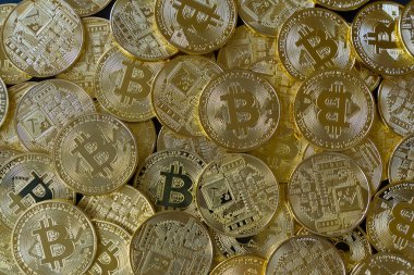 Bir sürü altın bitcoin yığını. Kripto para birimi kavramı