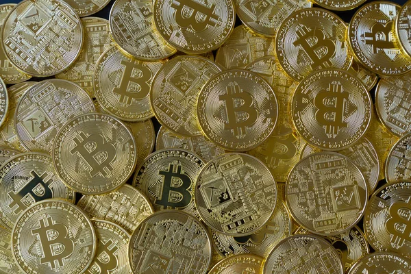 Bir sürü altın bitcoin yığını. Kripto para birimi kavramı