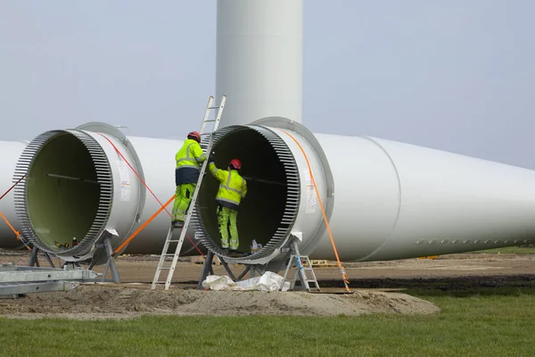 Stavební Dělníci Připravují Lopatky Rotoru Nové Větrné Turbíny Royalty Free Stock Fotografie
