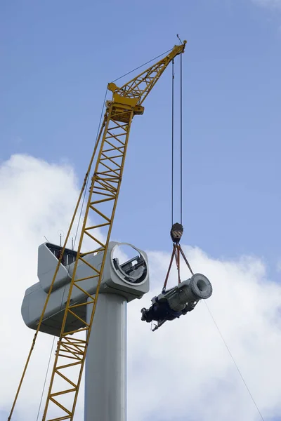 Crawler Crane Hoisting Gearbox New Wind Turbine — Stock Photo, Image