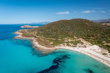 Turkuaz bir körfez, beyaz kum plajı ve yeşil tepe manzarası, Korsika, Fransa