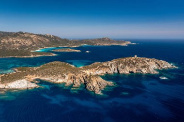 Engebeli adaların, turkuaz koyların ve berrak gökyüzünün altındaki derin mavi denizin havadan görüntüsü, Sardunya, İtalya