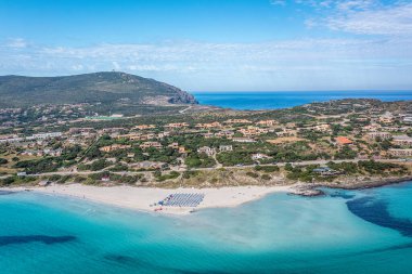Turkuaz Denizi, Sahil Köyü ve Berrak Mavi Gök Altında Evler, Güneşli Manzara, Sardunya, İtalya