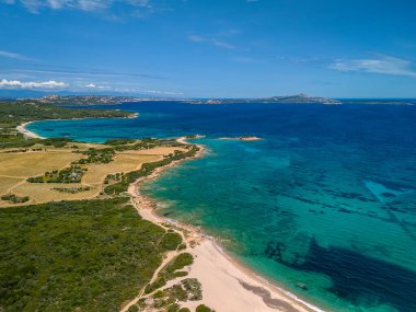 Uçsuz bucaksız, sardunya, İtalya 'nın ötesindeki Turkuaz Sahili, Açık Gökyüzü ve yemyeşil tarım arazisi