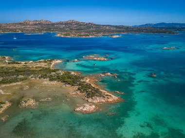 Turkuaz Sahil Suları ve Rocky Sahil Hattı Açık Mavi Gök Altında Ada Ufku Alanı Vista, Sardunya, İtalya