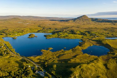 Kuş bakışı manzara birbirine bağlı mavi göller, yeşil alanlar ve uzak tepeler, Galway, İrlanda ile birlikte geniş bir kırsal alan yakalar.