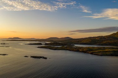 Dusk, Serene Ocean Scene, Galway, İrlanda 'daki Golden Sunset Over calm Islands ve Rocky Coastline