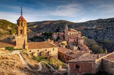 Engebeli tepelere tünemiş, heybetli bir ortaçağ köyü, yüksek bir taş kilise kulesi, Albarracin, Teruel, İspanya