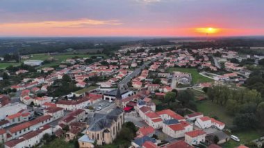 Sunset, Mache, Fransa 'da Garip bir Avrupa Köyünün Hava Görüntüsü