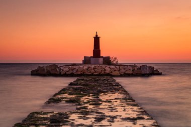 Serene Sunrise Over a Lone Lighthouse On a End of a Stone Jetty Yolu, Villajoyosa, İspanya