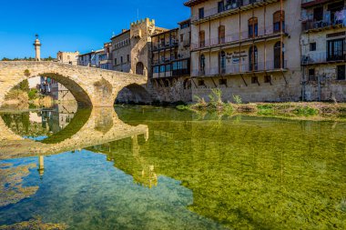 Sakin Nehir Üzerindeki Tarihi Taş Köprü Parlak Mavi Gökyüzü, Valderrobres, Aragon, Teruel, İspanya Altındaki Antik Şehir Binalarına Yansıtılıyor
