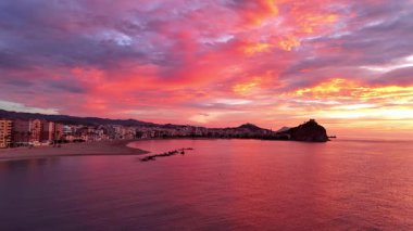Sakin Deniz Üzerinde Şaşılası Gün Doğumu Sahili Sahili, Aguilas, Murcia
