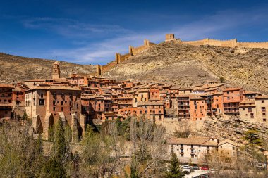 Albarracin, İspanya: İspanya 'nın Eski Kale Duvarları ile Tepede Yuvalanmış Kırmızı Taş Köyü