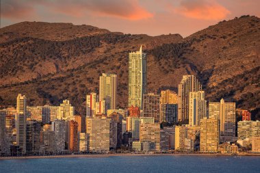 Gün batımında deniz kıyısında yüksek binalar, Benidorm, İspanya