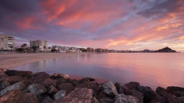 Sahil Kenti Sahili, Aguilas, Murcia 'lı Gün Doğumu Sahil Üzerinde Zaman Videosu