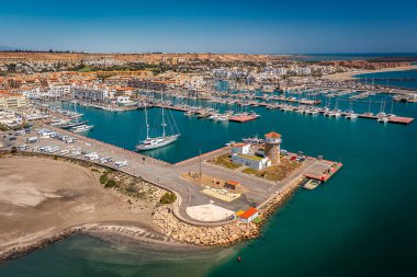 Yatları ve kıyı kasabası, Almerimar, İspanya ile dolu işlek bir liman manzarası