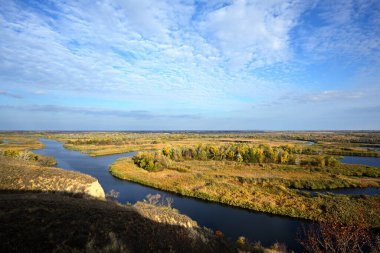 Vorskla Nehri 'nin Ağzı Nyzhniovorklyansky Doğa Parkı' ndaki Yılan Tepesi 'nden Kamianske Barajı' na akıyor.