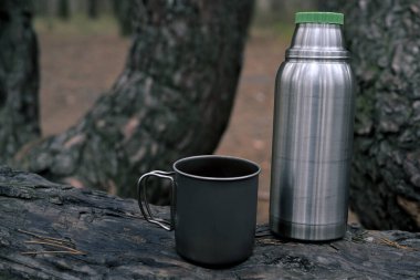 Ağaç kütüğünde Paslanmaz Çelik Termos ve Metal Kamp kupası