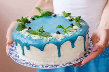 Kek dekore edilmiş mavi krem, nane ve yaban mersini. 