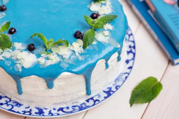 Bolo decorado com creme azul, hortelã e mirtilos . — Fotografia de Stock