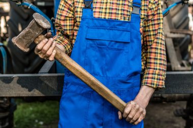 el tutarak büyük bir çekiç. 