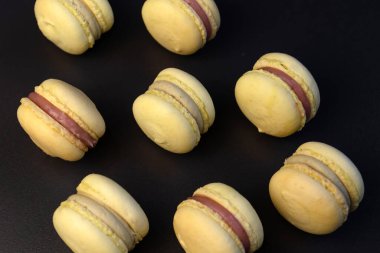 Siyah zemin üzerinde muz sarısı badem kurabiyeleri