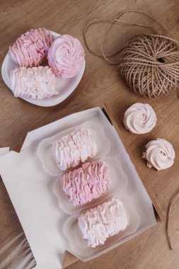 Hediye kutusunda pembe ve beyaz şekerlemeler. Sıcak ev yapımı tatlı tatili