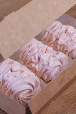 Hediye kutusunda pembe ve beyaz şekerlemeler. Sıcak ev yapımı tatlı tatili