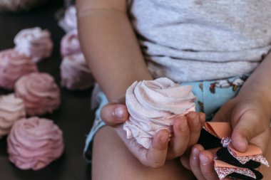 Çocuğun avucundaki şekerleme. Ev yapımı doğal tatlılar..