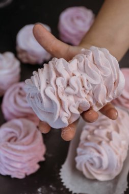 Çocuğun avucundaki şekerleme. Ev yapımı doğal tatlılar..