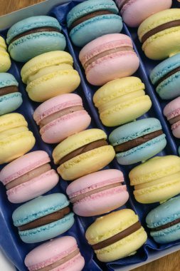 Sevgililer Günü için Macaroon tatlı hediyesi. Kremalı çok renkli kurabiyeler..