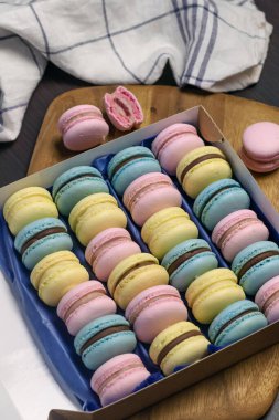 Sevgililer Günü için Macaroon tatlı hediyesi. Kremalı çok renkli kurabiyeler..