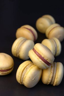 Siyah zemin üzerinde muz sarısı badem kurabiyeleri