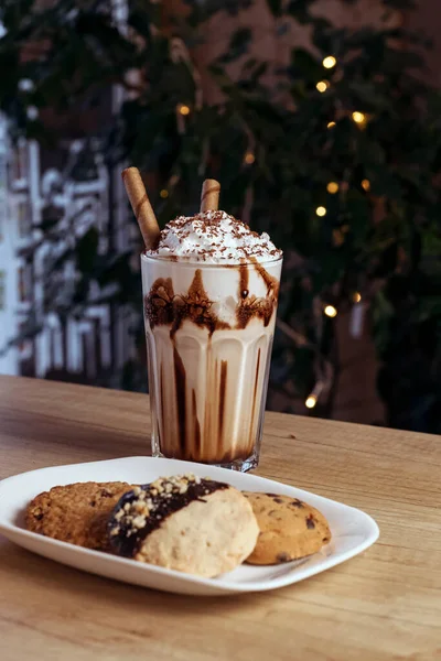 Kremalı kahve kokteyli. Kafedeki masada iç..