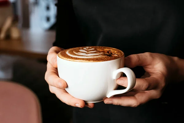 Cappuccino Picante Com Anis Estrelado Canela Mãos Barista — Fotografia de Stock