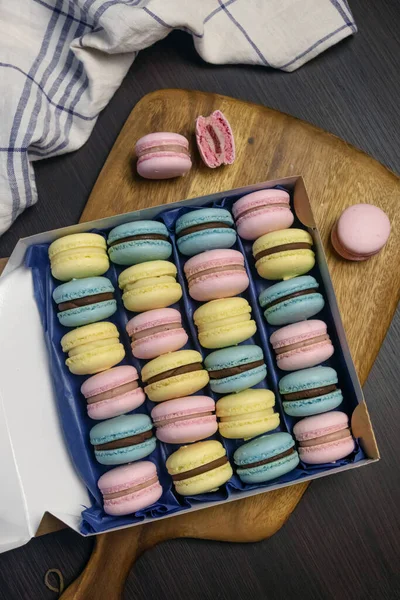 Sevgililer Günü için Macaroon tatlı hediyesi. Kremalı çok renkli kurabiyeler..