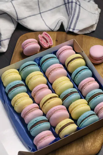 Makronendessert Geschenk Zum Valentinstag Bunte Kekse Mit Sahne — Stockfoto