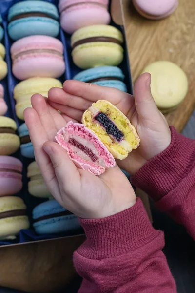 Makronendessert Geschenk Zum Valentinstag Bunte Kekse Mit Sahne — Stockfoto