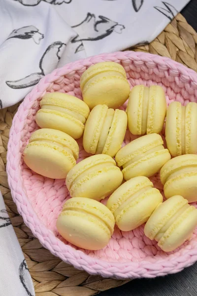 Makronengelbes Bananendessert Süße Europäische Kekse Mit Sahne — Stockfoto