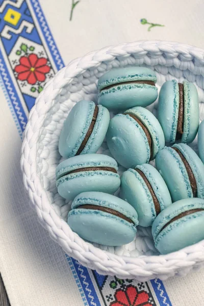 Blaue Türkisfarbene Makronen Süßes Französisches Dessert Korb — Stockfoto