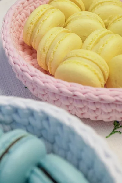 Blaue Und Gelbe Makronen Süßes Französisches Dessert Korb — Stockfoto