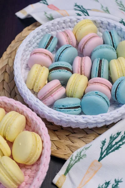 Makronendessert Geschenk Zum Valentinstag Bunte Kekse Mit Sahne — Stockfoto
