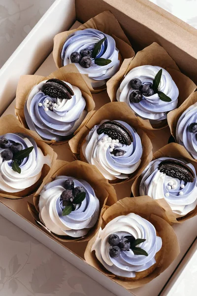 Mavi kremalı kek. Kekler beyaz arkaplanda kutuda.