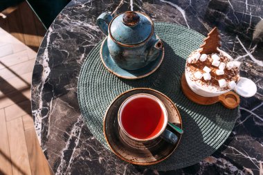 Lokum ve çay ile tiramisu tatlısı. Kafede Avrupa tatlısı.